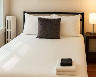 Chic 2br Haven Near Irving Park - Chicago - Bedroom