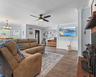 Dockside Dream on Lake Sinclair – Swimming Dock, Porch Views & Room for Everyone - Milledgeville - Huiskamer