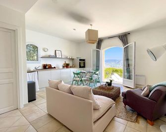 Large stylish apartment with sea views over the Bay of Cannes and infinity pool - Les Adrets-de-l'Estérel - Sala de estar