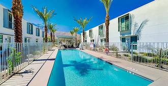 Stylish New-Build | Pool, Hot Tub, Firepit | Walk 10 Minutes to Dining - Palm Springs - Bể bơi
