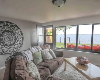 Steps from the water! Quiet, peaceful location. - Watertown - Wohnzimmer