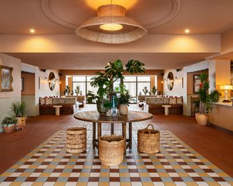 Arrive Albuquerque - Alburquerque - Lobby