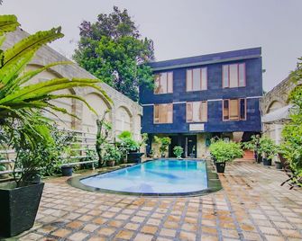 Hotel O Gayatri Residence - Jakarta - Pool