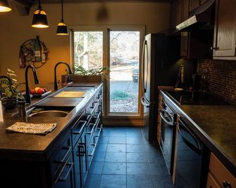 Spacious 6-bedroom house on 25 acres in the Ozarks w/ hot tub and private trail! - Aurora - Kitchen