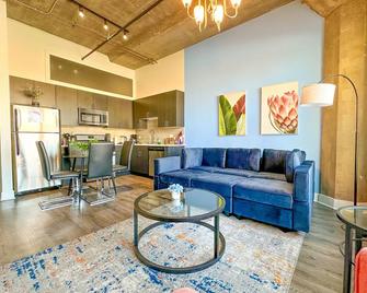 Convenient Cozy 2BR Loft with Optional Parking for 8 guests Near McCormick Place, Soldier Field and Lakefront Trail - Chicago - Sala