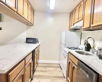 Resort like Condo near Disneyland, the Beaches, Los Angeles & more - Fountain Valley - Kitchen