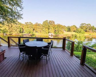 Downtown Riverside Oasis: Deck, Hot Tub & More! - Natchitoches - Balcony