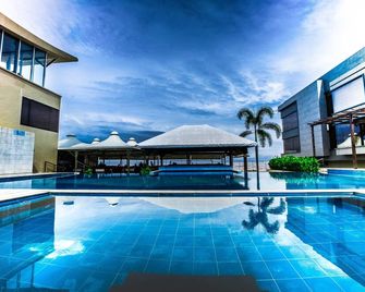 The Gold Beach Resort - Daman - Piscina