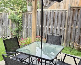 Modern,1br Guesthouse Studio - Guelph - Patio