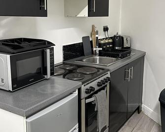 Bv Lush Studio At Queensgate Huddersfield Town Centre - Huddersfield - Kitchen