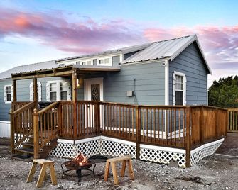 Sunflower - Hot Tub on porch, Granbury, TX - Granbury - Building