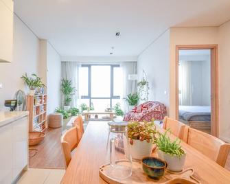 Maiis Hanoi, Surrounded By Green And River Views - Hanoi - Essbereich