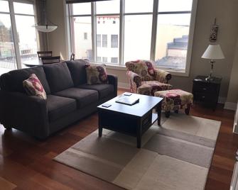 Eagle Street Retreat - Amazing Location - Walk to Restaurants, Shops & the Beach - South Haven - Living room