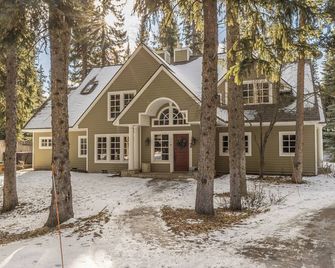 Secluded home close to Meadow Village w/private hot tub & library | Creekside Retreat - Big Sky - Building