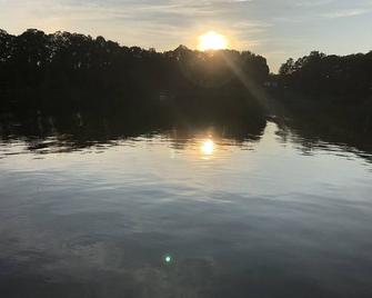 A Perfect Lake Getaway! Large private dock, covered slip, calm creek, game room! - Clarksville