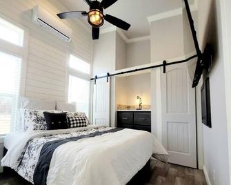 Tiny White: Twin Lake Tiny Homes of Okmulgee - Okmulgee - Спальня