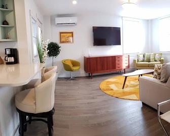 Two bedroom Mid Century Modern apartment in Downtown Hallowell - Hallowell - Sala de estar