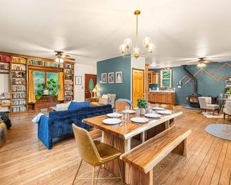 4 mins to Milford-Hot Tub-10 acres-Pinballs-Creeks - Milford - Dining room