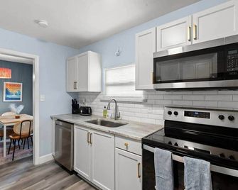 The Blue Bungalow peaceful | Porch | Hottub I Dt - Orlando - Kitchen