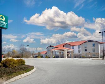 Quality Inn & Suites Monterey I-40 - Monterey - Building