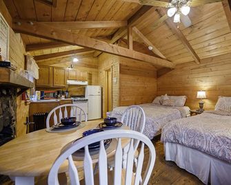 Blackberry Bungalow | Sleeps 4 | Fireplace, Fire Pit & Near Beavers Bend - Broken Bow - Bedroom