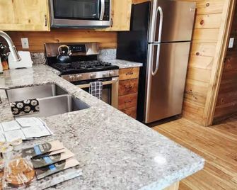 Lakefront 2-bedroom cabin, in beautiful Shaver Lake - Shaver Lake - Cocina