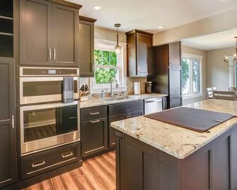 Lakefront Chippewa Falls Haven with Private Deck! - Chippewa Falls - Keuken