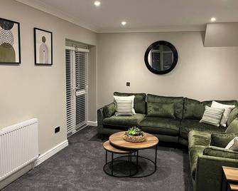 6 Bedroom Luxury Home - Shirley - Living room