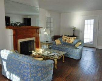 Haworth Cottage 2 blks to Millikin University - Decatur - Living room