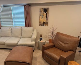 Home Away From Home - Ridley Park - Living room