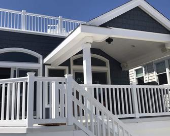 Ocean view—Four floors of fun - Ship Bottom - Building