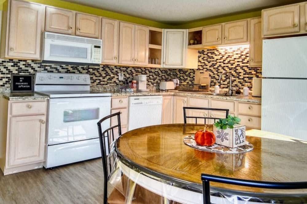 Cozy 2-bedroom Unit with private backyard