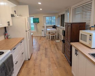 South Shore Cottage With Lake View - Pelee Island - Kitchen