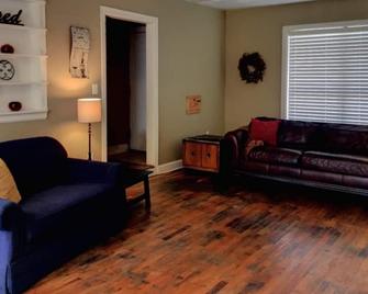 Rustic Roost in Historic Neighborhood - Amarillo - Living room