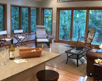 Vacation Cottage Perfect Retreat for Family and Friends - Marion - Вітальня