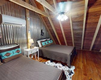 Sawmill Retreat located near Summersville Lake/ Gauley River with hot tub - Summersville - Bedroom
