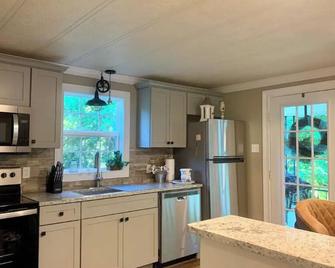 Relaxing Country Getaway, 3br/2bath - Stearns - Kitchen