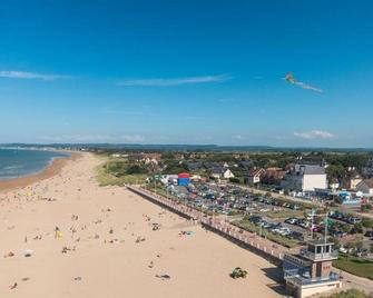 Studio Bord De Mer En Résidence Merville Franceville Plage - Merville-Franceville-Plage - Plage