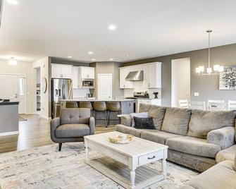 Spacious & Modern Home w/ Deck in Oregon! - Oregon - Sala de estar