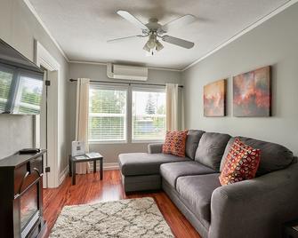 Enjoy The Downtown Vibe At The Yamhill Flats: Suite 3 - 紐伯格 - 客廳