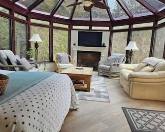 Secluded 1200' beachfront private 64 acre log home - Saugeen Shores - Living room