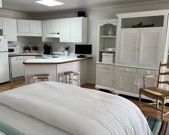Prime location and the perfect getaway for two - Wrightsville Beach - Bedroom