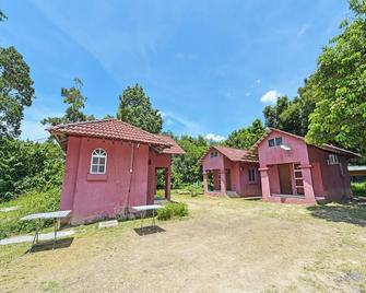 OYO 90640 D'village River & Cafe Chalet - Kuala Tahan
