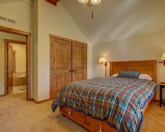 Tamarack Ski Resort Townhome - Elegant couple's retreat - Path to chairlift - Golf - Donnelly - Ložnice