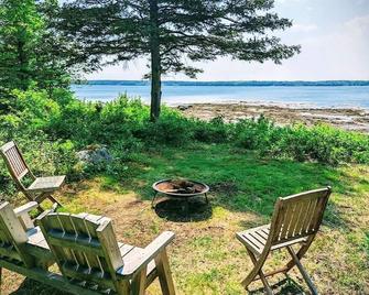 Tideside Beach House - Trenton - Binnenhof