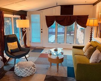 Indigo Blue modern open vibe on tree lined street - Winchester - Living room