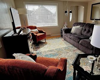 Villa Mia of Iron Mountain. A Cozy Home in the Historic North Side. - Iron Mountain - Sala de estar