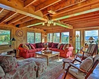 Catskill Ski Mountain Retreat with Private Pool - Big Indian - Living room