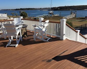 Beautiful ICW views! Private pier, pool, hot tub, fire pits, and more! - Shallotte - Balcony