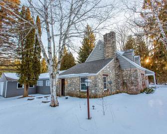 Manistique Stone Cottage by Simple Life Rentals - Fish Creek - Edificio